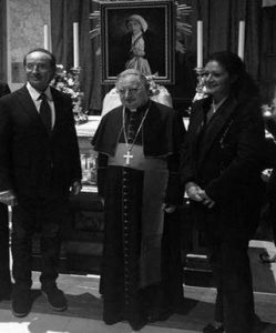 L’artista con il Cardinale Giuseppe Bertello e Gabriella Lo Castro